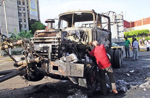 Camión quemado - Maracaibo 20Junio