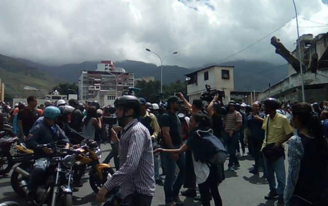 Colectivos "de paz" atacaron a opositores en la avenida Baralt / Foto @unidadvenezuela 