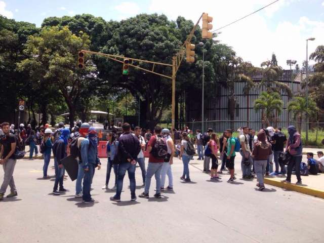 Estudiantes de la UCV protestan frente a al acceso de Las Tres Gracias (Foto: @VenteVenezuela)