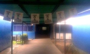 En la Uneg cuelgan carteles en rechazo a Nicolás Maduro (Foto)