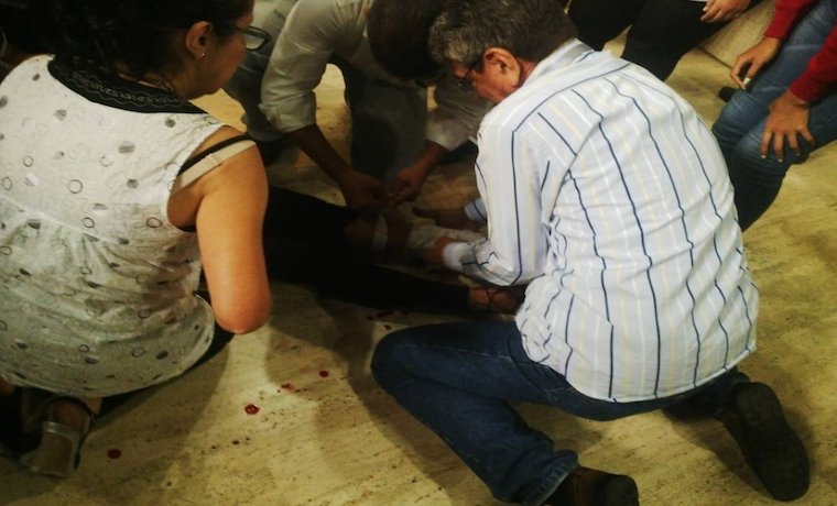 IMÁGENES FUERTES: Mujer herida por fuegos artificiales durante trancazo en la Av. Urdaneta #23Jun