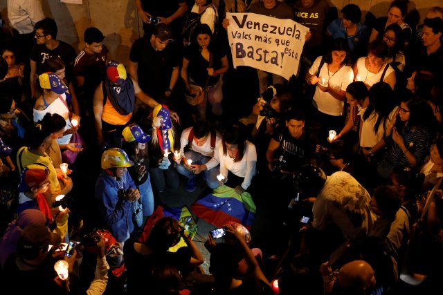 Opositores realizaron una vigilia en honor a Neomar Lander. REUTERS/Carlos Garcia Rawlins