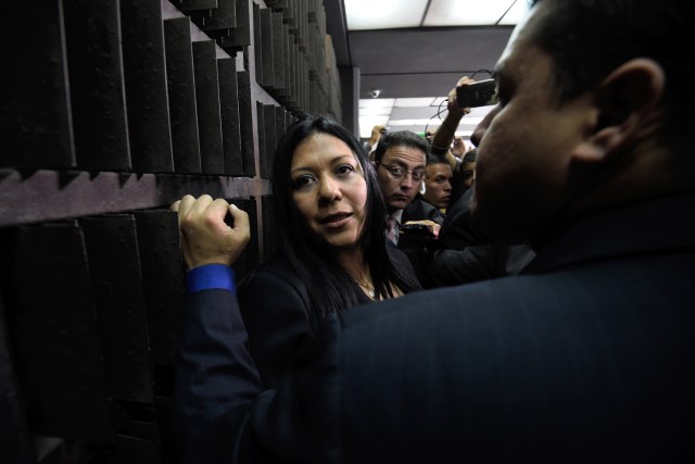 Katherine Haringhton, llega al Ministerio Público de Caracas el 6 de julio de 2017, donde se le negó la entrada. Foto: AFP PHOTO / Juan BARRETO