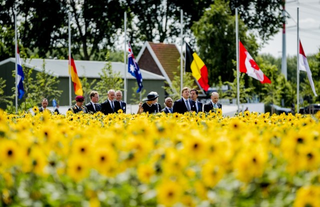 Dutch King Willem-Alexander (3rdR) and Queen Maxima (C) attend the unveiling of the National Monument for the MH17 victims in Vijfhuizen on July 17, 2017. Three years after Flight MH17 was shot down by a missile over war-torn Ukraine, more than 2,000 relatives gather to unveil a "living memorial" to their loved ones. A total of 298 trees have been planted in the shape of a green ribbon, one for each of the victims who died on board the Malaysia Airlines flight en route from Amsterdam to Kuala Lumpur. The flowers also represent "the sunflower fields in eastern Ukraine where some parts of the plane wreckage were found". / AFP PHOTO / ANP / Remko de Waal / Netherlands OUT