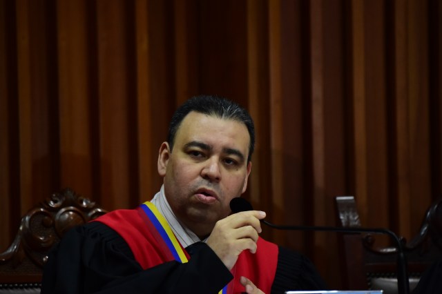 Judge Juan Jose Mendoza offers a press conference at the Supreme Court of Justice in Caracas on July 21, 2017. Venezuela's supreme court, which has systematically sided with President Nicolas Maduro to sideline the opposition-controlled parliament, rejected a declaration by the legislature to name 33 judges for a parallel supreme court. The tribunal warned that opposition lawmakers risked charges of "usurption" for making that bid. The death toll in anti-government protests in the country since April has reached 100, prosecutors said Friday. / AFP PHOTO / Ronaldo SCHEMIDT