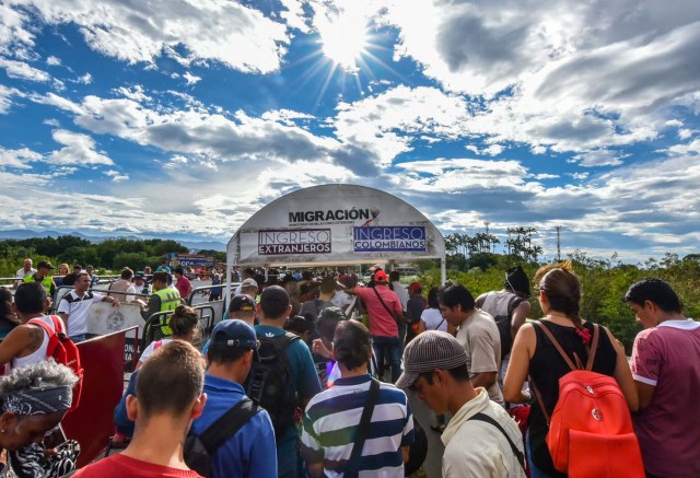 Venezuelan citizens queue to cross the Simon Bolivar international bridge from San Antonio del Tachira, Venezuela to Cucuta, Norte de Santander Department, Colombia, on July 25, 2017. Some 25.000 Venezuelans cross to Colombia and return to their country daily with food, consumables and money from ilegal work, according to official sources. Also, there are 47.000 Venezuelans in Colombia with legal migratory status and another 150.000 who have already completed the 90 allowed days and are now without visa. / AFP PHOTO / Luis Acosta