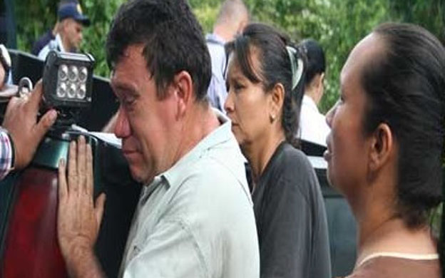 José Luis González llora por su hija en el lugar del crimen. (Foto: Cortesía Diario de Los Andes)