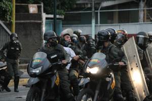 Represión brutal con detenidos en Chacao mientras Maduro transmitía cadena grabada (Video + Fotos)