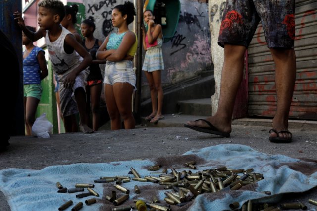 Una bala perdida impactó a la embarazada en su pelvis y acabó hiriendo a su bebé en el tórax y una oreja. REUTERS/Ricardo Moraes  TEMPLATE OUT