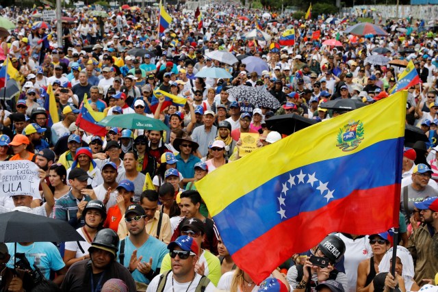 Los partidarios de la oposición asisten a una manifestación contra el gobierno del presidente venezolano, Nicolás Maduro, en Caracas, Venezuela, el 1 de julio de 2017. REUTERS / Carlos Garcia Rawlins