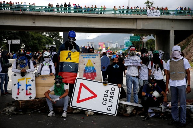 Los manifestantes bloquean una carretera durante una manifestación contra el gobierno del presidente venezolano Nicolás Maduro en Caracas, Venezuela, el 1 de julio de 2017. REUTERS / Ivan Alvarado