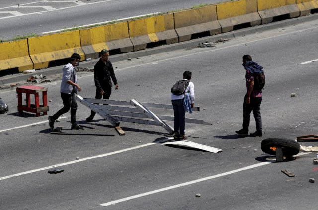 Opposition supporters build a barricade on a highway while rallying against Venezuela's President Nicolas Maduro's government, in Caracas, Venezuela July 4, 2017. REUTERS/Marco Bello