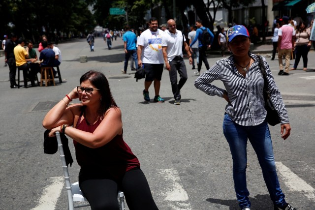 Opposition supporters block a street while rallying against Venezuela's President Nicolas Maduro's government, in Caracas, Venezuela July 4, 2017. REUTERS/Andres Martinez Casares
