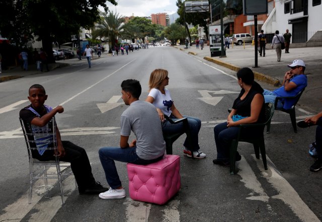 Opposition supporters block a street while rallying against Venezuela's President Nicolas Maduro's government, in Caracas, Venezuela July 4, 2017. REUTERS/Andres Martinez Casares