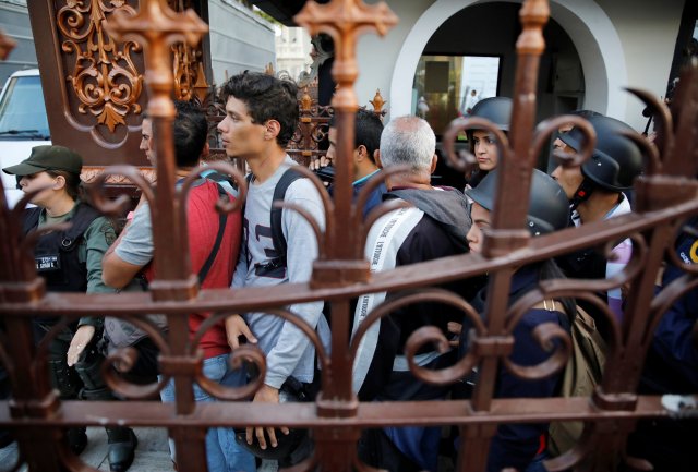 Golpes, robos y amenazas con armas: La odisea que vivieron los secuestrados de la AN. REUTERS/Carlos Garcia Rawlins