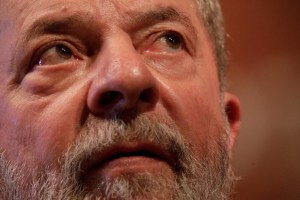 Un grupo de senadores brasileños visitará este martes a Lula en prisión