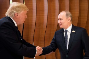 Trump y Putin se estrechan la mano por primera vez