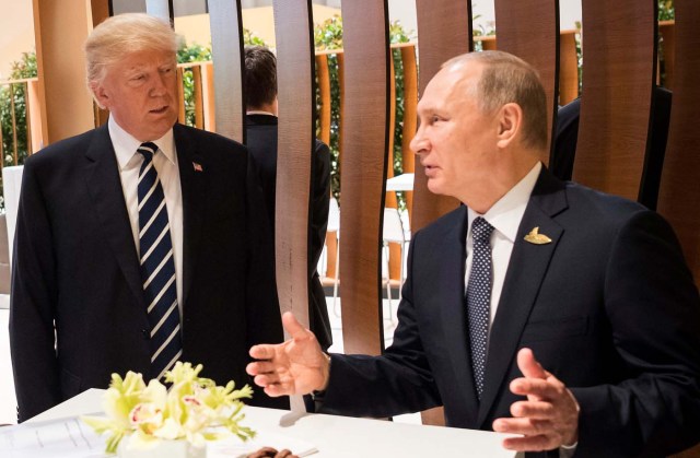 U.S. President Donald Trump, Russia's President Vladimir Putin and President of the European Commission Jean-Claude Juncker talk during the G20 Summit in Hamburg, Germany in this still image taken from video, July 7, 2017. REUTERS/Steffen Kugler/Courtesy of Bundesregierung/Handout via REUTERS ATTENTION EDITORS - THIS PICTURE WAS PROVIDED BY A THIRD PARTY. NO RESALES. NO ARCHIVE