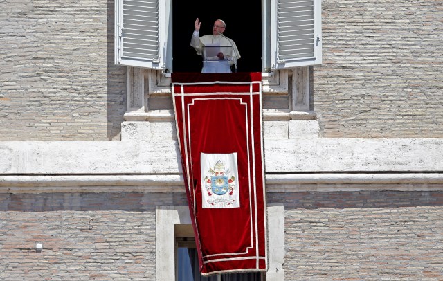 Pope Francis waves as he leads the Angelus prayer in Saint Peter's Square at the Vatican July 9, 2017. REUTERS/Max Rossi