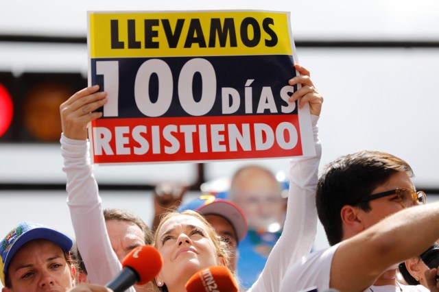 Lilian Tintori, wife of Venezuela's opposition leader Leopoldo Lopez, who has been granted house arrest after more than three years in jail, holds a placard that reads "We've been resisting for 100 days" during a rally against Venezuela's President Nicolas Maduro in Caracas, Venezuela July 9, 2017. REUTERS/Andres Martinez Casares