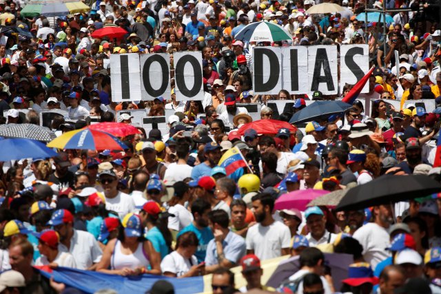 Los partidarios de la oposición llevan a cabo cartas para construir una bandera que diga "100 días" durante una manifestación contra el gobierno del presidente venezolano Nicolás Maduro en Caracas, Venezuela el 9 de julio de 2017. REUTERS/Carlos Garcia Rawlins