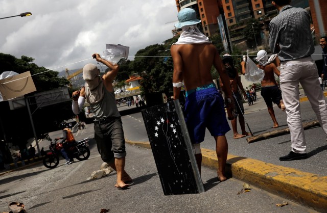 Manifestantes se plantaron en el distribuidor Santa Fe . REUTERS/Carlos Garcia Rawlins