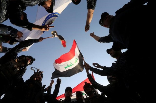 Policía Federal de Irak celebra la captura de Mosul en el occidente de la ciudad. 9 de julio de 2017. El primer ministro de Irak declaró el lunes la victoria sobre Estado Islámico en Mosul, tres años después de que los militantes tomaron la ciudad y la declararon capital de su califato. REUTERS/Alaa Al-Marjani