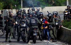 HRW denuncia la persecución a opositores y la grave escasez de medicamentos y comida en Venezuela (Informe anual)