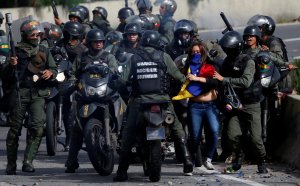 20 in-efectivos de la GNB para detener a la mujer que patearon por la espalda en la moto (FOTO)
