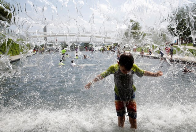 Children play in a fountain during heat wave in Washington, U.S., July 12, 2017.   REUTERS/Joshua Roberts