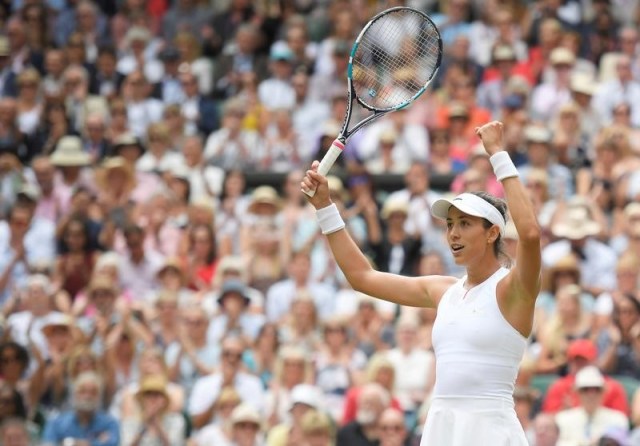 La tenista Garbine Muguruza celebra su victoria en la semifinal de Wimbledon contra la eslovaca Magdalena Rybarikova, en Londres, Inglaterra. 13 de julio 2017.  REUTERS/Toby Melville 