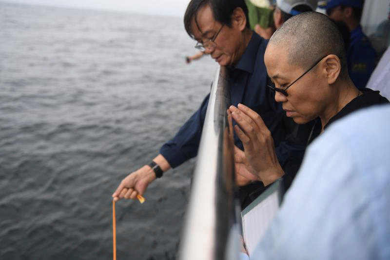 Arrojan al mar las cenizas del Premio Nobel Liu Xiaobo