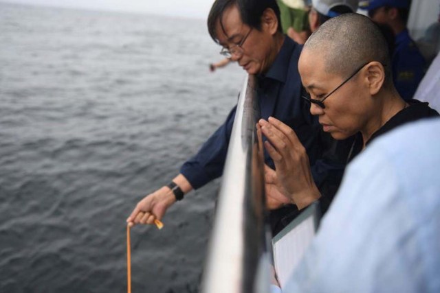 Liu Xia, wife of deceased Chinese Nobel Peace Prize-winning dissident Liu Xiaobo and other relatives attend his sea burial off the coast of Dalian, China in this photo released by Shenyang Municipal Information Office on July 15, 2017. Shenyang Municipal Information Office/via REUTERS ATTENTION EDITORS - THIS IMAGE WAS PROVIDED BY A THIRD PARTY. NO RESALES. NO ARCHIVES.