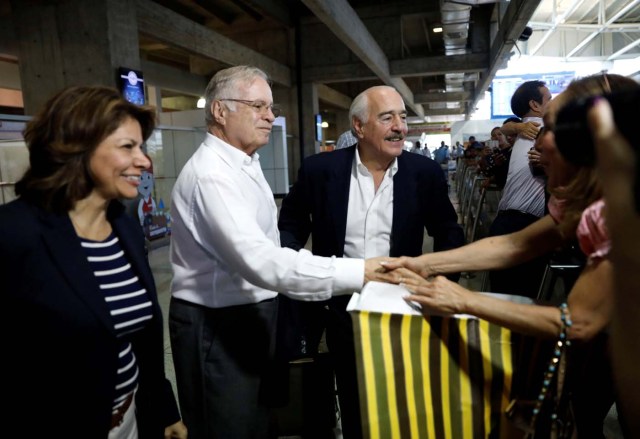 The former presidents of Costa Rica Laura Chinchilla and Miguel Angel Rodriguez and Colombia's former president Andres Pastrana arrive at Caracas airport ahead of an unofficial referendum called by the opposition in Venezuela July 15, 2017. REUTERS/Andres Martinez Casares
