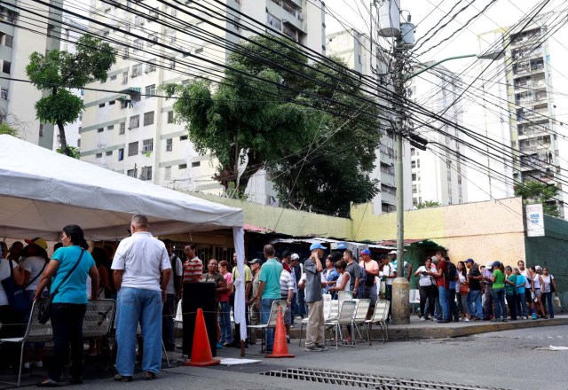 People gather at a polling station during an unofficial plebiscite against Venezuela's President Nicolas Maduro's government and his plan to rewrite the constitution, in Caracas, Venezuela July 16, 2017. REUTERS/Marco Bello