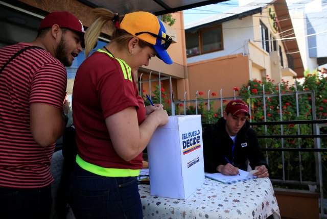 A couple votes during an unofficial plebiscite against Venezuela's President Nicolas Maduro's government, in La Paz, Bolivia, July 16, 2017. REUTERS/David Mercado