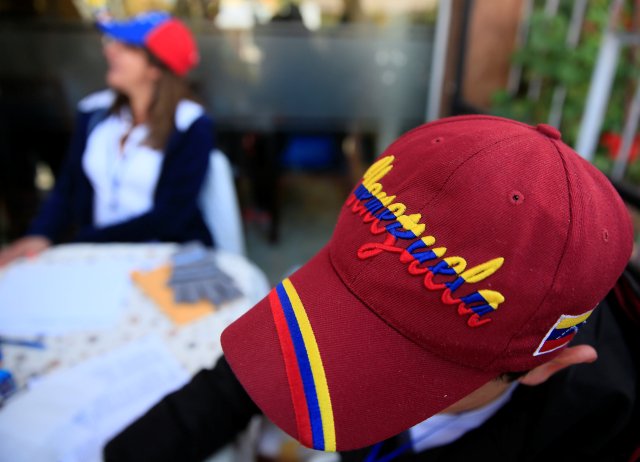 A couple participates in an unofficial plebiscite against Venezuela's President Nicolas Maduro's government, in La Paz, Bolivia, July 16, 2017. REUTERS/David Mercado