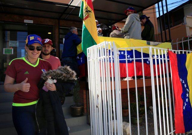 People who participate in an unofficial plebiscite against Venezuela's President Nicolas Maduro's government leave a voting point in La Paz, Bolivia, July 16, 2017. REUTERS/David Mercado