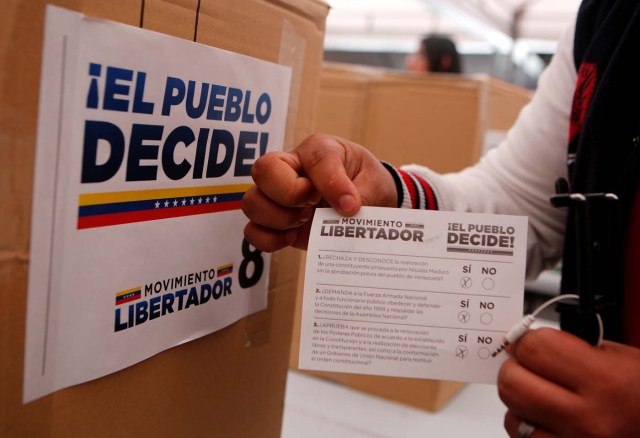 A man casts his vote during an unofficial plebiscite against President Nicolas Maduro's government, in Bogota, Colombia July 16, 2017. REUTERS/Jaime Saldarriaga