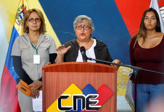 Venezuela's National Electoral Council (CNE) President Tibisay Lucena (C) addresses the media during a simulation of the government's official July 30 vote for a new assembly, in Caracas, Venezuela July 16, 2017.   REUTERS/Christian Veron