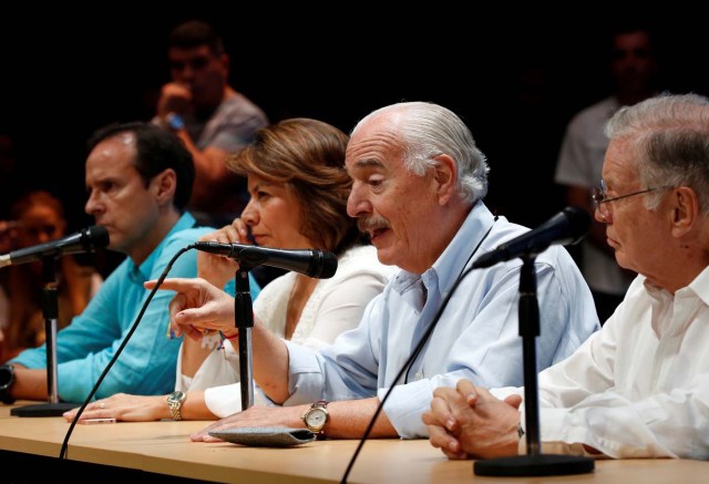 Bolivia's former President Jorge Quiroga (L), Costa Rica's former President Laura Chinchilla (2nd L), Colombia's former President Andres Pastrana (2nd R) and Costa Rica's former President Miguel Angel Rodriguez attend a news conference after an unofficial plebiscite against President Nicolas Maduro's government and his plan to rewrite the constitution, in Caracas, Venezuela July 16, 2017. REUTERS/Carlos Garcia Rawlins