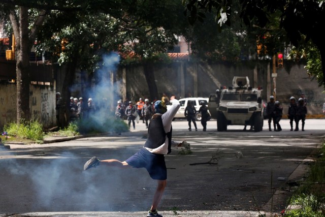 Un manifestante choca con fuerzas de seguridad antidisturbios mientras participa en una huelga convocada para protestar contra el gobierno del presidente venezolano Nicolás Maduro en Caracas, Venezuela, 20 de julio de 2017. REUTERS / Carlos Garcia Rawlins