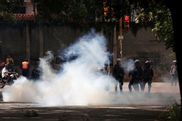 Los manifestantes chocan con las fuerzas de seguridad antidisturbios mientras participan en una huelga convocada para protestar contra el gobierno del presidente venezolano, Nicolás Maduro, en Caracas, Venezuela, 20 de julio de 2017. REUTERS / Carlos Garcia Rawlins