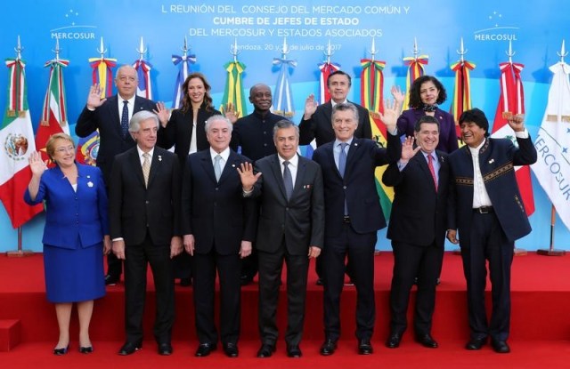 Presidentes y otros representantes posan para la fiotografía oficial en la cumbre del bloque Mercosur en Mendoza, Argentina, Julio 21, 2017. REUTERS/Marcos Brindicci