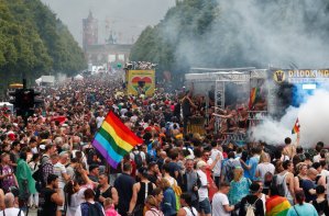 Miles de personas celebran el orgullo gay berlinés bajo la lluvia