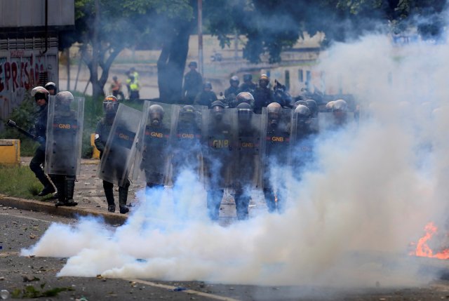 La GNB reprime a manifestantes en Bello Campo. REUTERS/Marco Bello