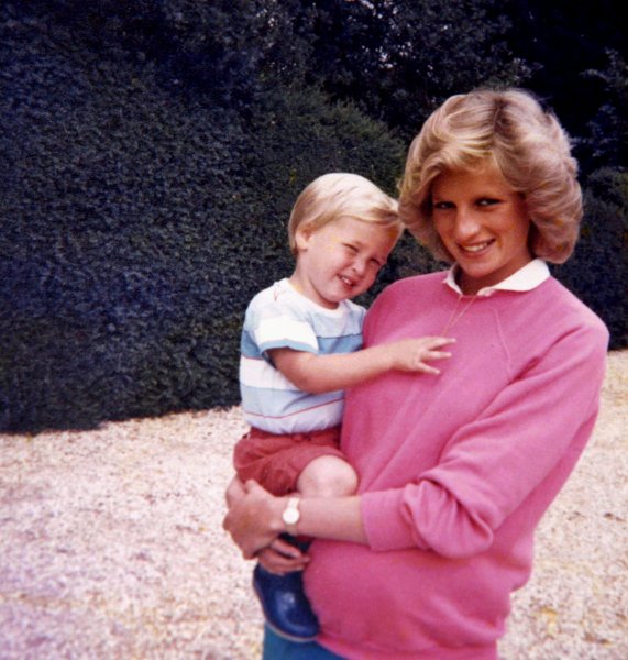 Una foto del álbum personal de la fallecida princesa Diana de Gales, publicada por el Palacio de Kensington. REUTERS