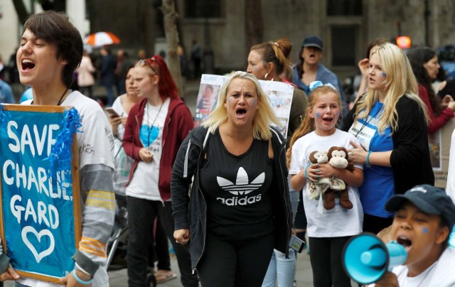 Supporters of Charlie Gard's parents react outside the High Court during a hearing on the baby's future, in London, Britain July 24, 2017. REUTERS/Peter Nicholls