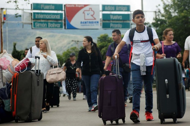 A young man pushes his luggage after crossing the Simon Bolivar international bridge from Venezuela, in Cucuta, Colombia, July 25, 2017. REUTERS/Luis Parada