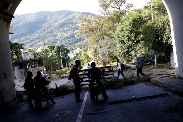 Motorcyclists stand at a blocked road during a strike called to protest against Venezuelan President Nicolas Maduro's government in Caracas, Venezuela July 26, 2017. REUTERS/Andres Martinez Casares